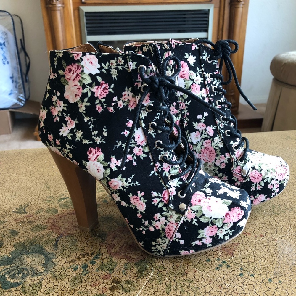 🚫SOLD🚫 Black and Pink Floral Booties